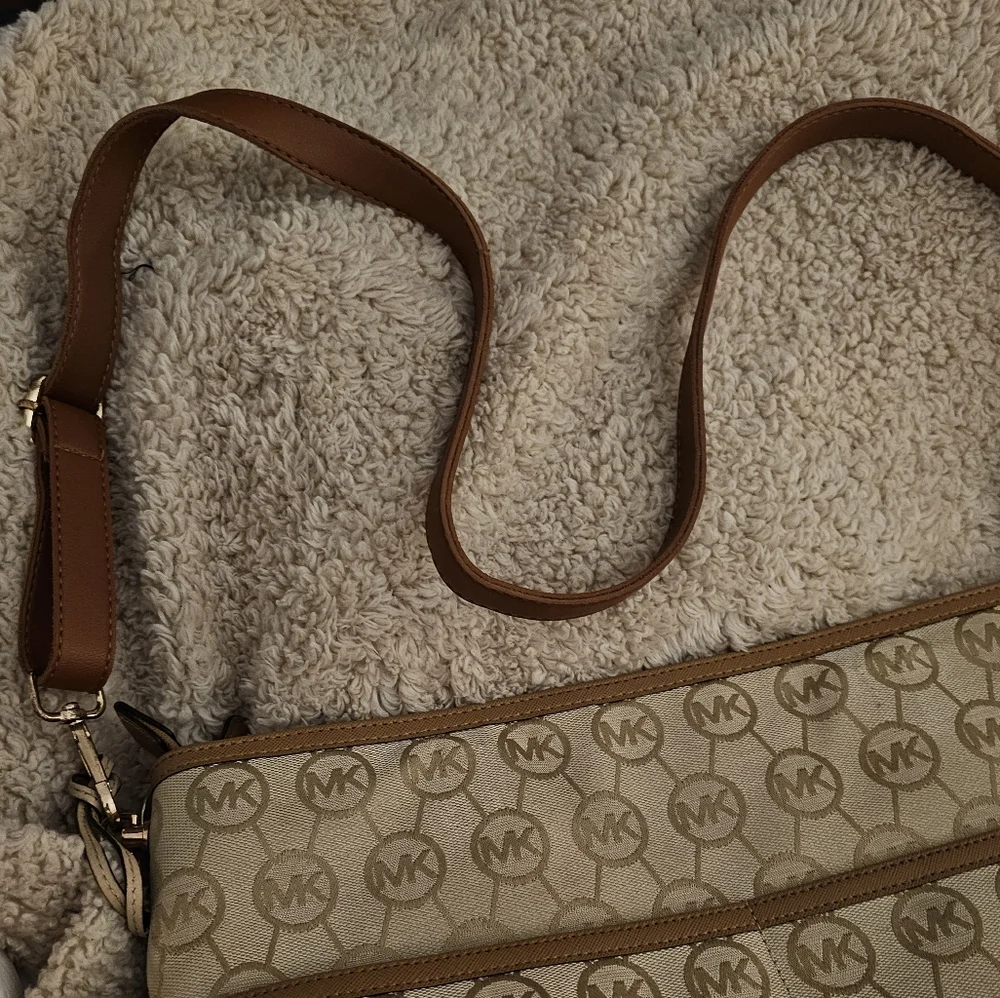 MICHAEL Michael Kors Kempton Double Pocket shoulder bag/crossbody EUC - Picture 16 of 16